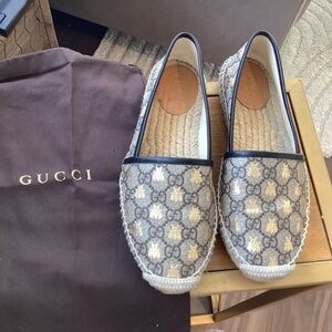 Gucci Espadrilles in black and gold.